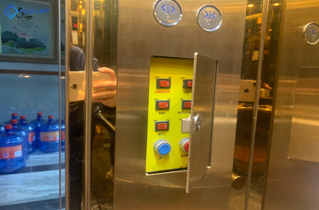 Lỗi thang máy tải hàng bị kẹt cửa