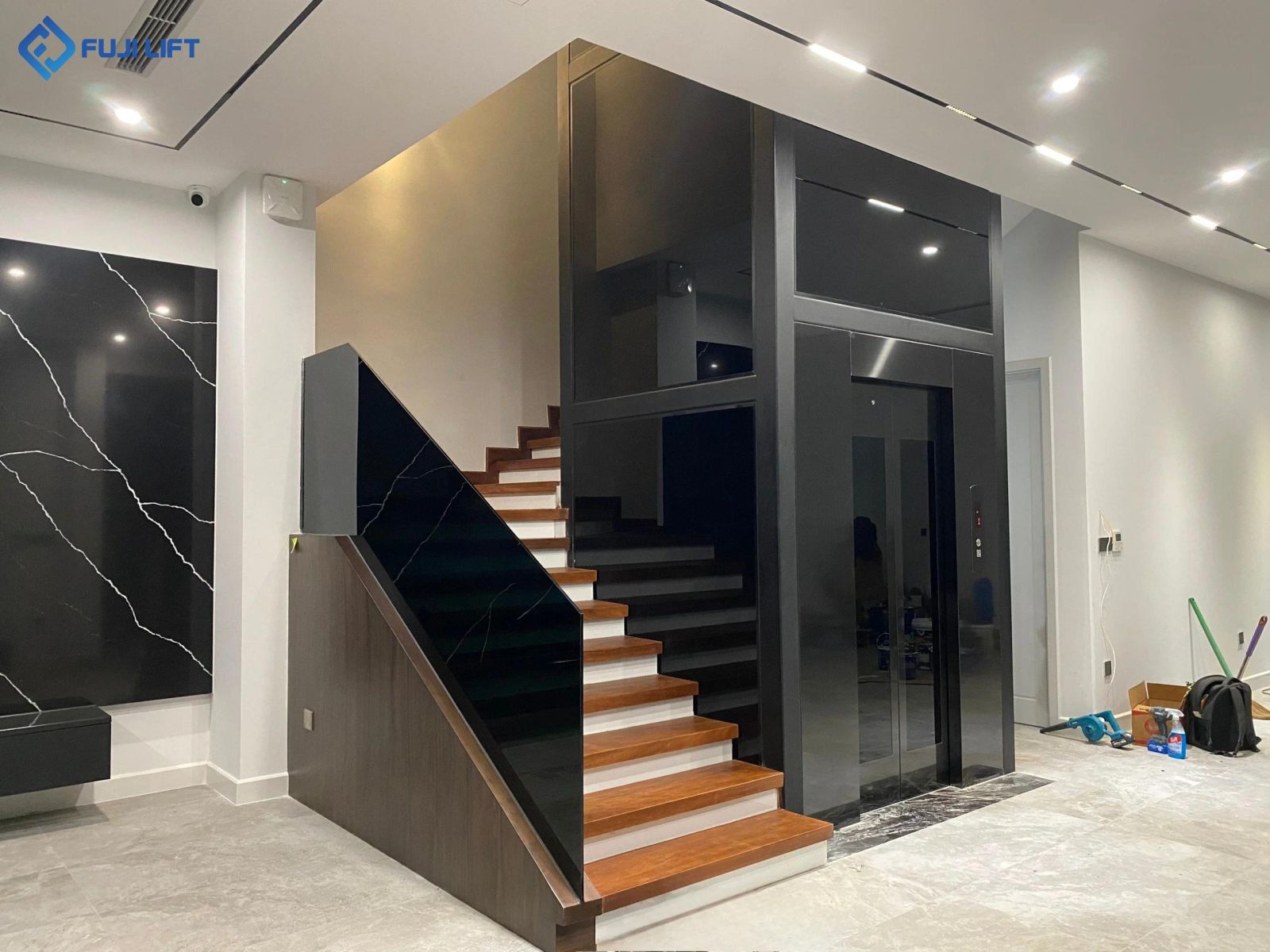 Fuji Lift tư vấn và lắp đặt thang máy kính chuyên nghệp, uy tín,